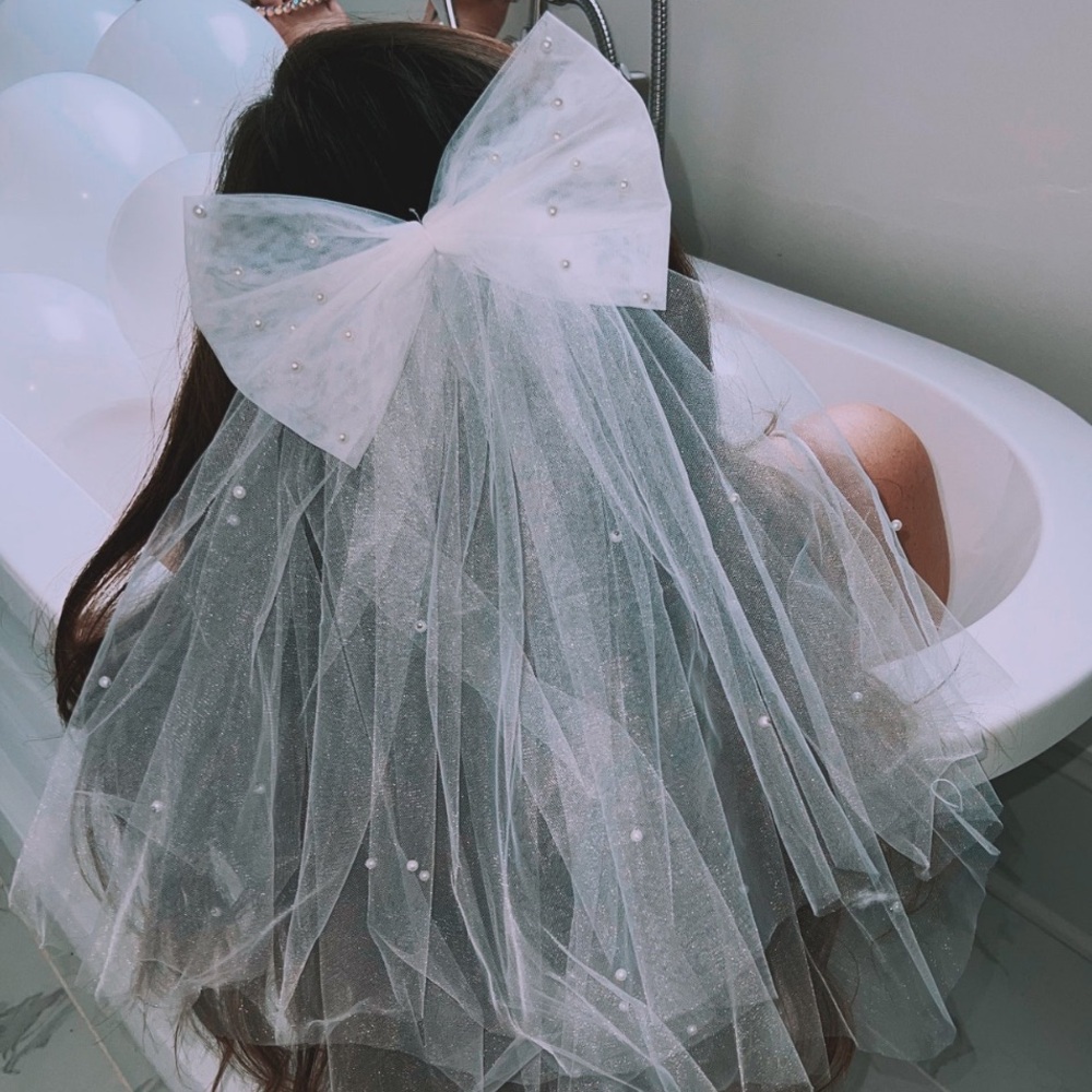 Short White Tulle Bow Veil with Pearls